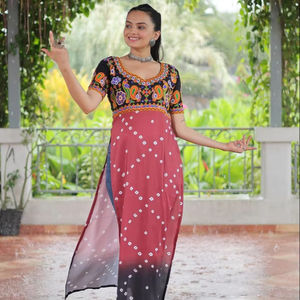 Vestido largo Kurti de seda elegante para mujer de diseñador indio y paquistaní para ropa de fiesta Navratri espejo trabajo encaje borde elegante - Product Image 1