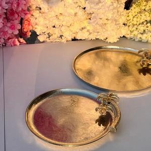 ถาดเสิร์ฟโลหะสีทองและสีเงินรูปทรงวงรี ทำด้วยมือ เป็นมิตรกับสิ่งแวดล้อม ใช้กับเครื่องล้างจานได้ มีหูจับรูปต้นปาล์มเขตร้อน เหมาะสำหรับตกแต่งบ้านและงานแต่งงาน - Product Image 1
