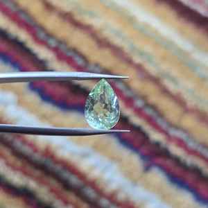 Pierre précieuse naturelle tourmaline verte de 5,4 carats, taille poire, non traitée, à effets optiques légers, pour bijoux, vente en gros - Product Image 2