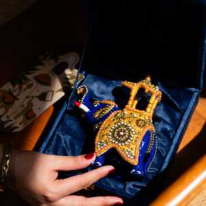 Elefante Ambabari de Piedra con Diseño Tradicional y Técnica Meenakari para Ocasiones de Diwali - Product Image 3