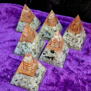 Pyramide d'orgonite en pierre de lune arc-en-ciel de qualité supérieure |   Pyramide de guérison énergétique faite à la main pour l'intuition, l'équilibre émotionnel et la croissance spirituelle - Product Image 5