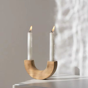 Porte-bougie conique en bois en forme de U moderne avec une finition naturelle et organique. Disponible aux prix de gros - Product Image 1