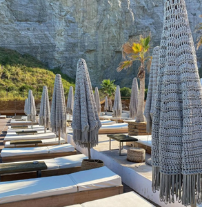 Parasol de plage en bois bohème chic avec franges et pliage manuel pour une ombre élégante en plein air - Product Image 6