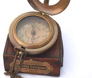 Brújula de bolsillo dorada con cadena de latón - Product Image 5