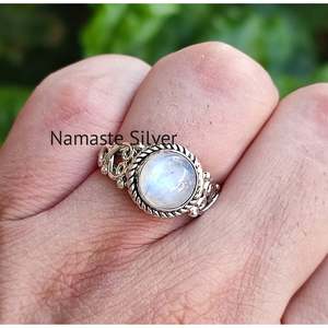 Anillo de Boda Boho Hecho a Mano con Piedra Lunar Arcoíris y Plata de Ley, Incrustaciones de Piedra Natural, Pieza Destacada para Mujer, Regalo para Ella - Product Image 3