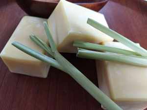 สบู่ขัดผิวเมล็ดตะไคร้หอมทำจากธรรมชาติ100กรัมสินค้าตราร้านขายส่ง - Product Image 5