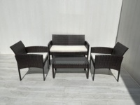 Ensemble de salon moderne 4 pièces en rotin tressé marron avec structure en acier, table basse et coussins blanc crème en verre trempé pour jardin et salon