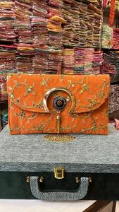 Nouveauté KUMKUM FASHIONS Sacs à bandoulière en velours brodé doré Style vintage 7x9 pouces Fermeture à cadenas Chaîne d'épaule de 48 pouces Soirée - Product Image 5