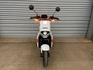 Motocyclette blanche de qualité GFX - Product Image 1