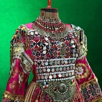 Robe traditionnelle en velours marron foncé brodée avec des fils dorés, dupatta élégant et style culturel gracieux