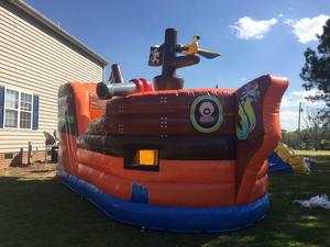 Château gonflable avec toboggan en forme de bateau pirate - Product Image 2