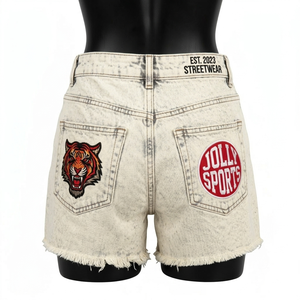 Shorts de mezclilla premium con lavado ácido, 380 GSM, algodón grueso, estilo urbano, dobladillo sin rematar, logo de chenilla, shorts de mezclilla para mujer con lavado ácido - Product Image 4