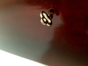 Caja de almacenamiento de madera de tilo estilo amor ecológica grande y elegante, acabado pulido de color caoba oscuro bloqueable por Crescent Crafts - Product Image 2