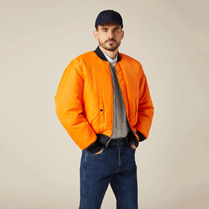 Chaqueta de bombardero personalizada para hombre al por mayor hecha de fábrica con cuello levantado y patrón de letras de invierno disponible a granel - Product Image 2