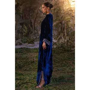 Vestido Eira Hecho a Mano de Terciopelo con Cuello Redondo, Manga Larga, Diseño Sólido, Silueta Recta Elegante y Bordado - Product Image 4