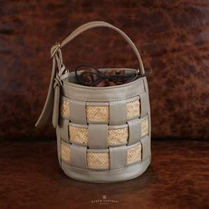 Bolso Cubo de cuero genuino hecho a mano de la mejor calidad, acentos de ratán Natural, bolso de mano impermeable hecho a mano, poliéster de Indonesia - Product Image 4