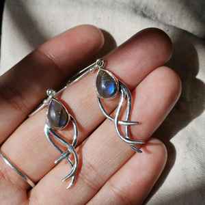 Boucles d'oreilles en pierre précieuse Labradorite faites à la main en argent sterling 925 avec pierres flash bleues naturelles Cadeau élégant pour elle - Product Image 2