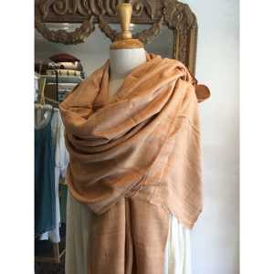 Écharpe de luxe PEACE 100 % satin et soie mousseline, style ethnique vintage, longue, imprimé numérique couleur argile du désert, accessoire élégant - Product Image 1