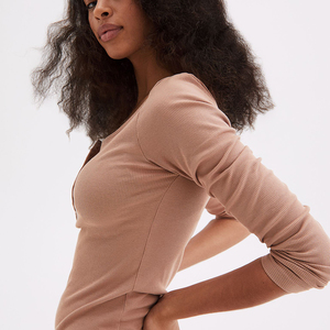 Sudadera de cuello redondo de gran tamaño para mujer de poliéster de alta calidad Estilo de panel personalizado con logotipo con capucha para invierno - Product Image 3