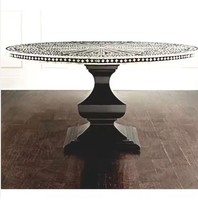 Table basse ronde en laiton avec plateau incrusté d'étoiles, décoration contemporaine pour salon