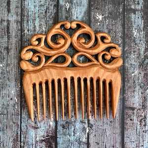 Peine de Madera Ecológico Hecho a Mano con Acabado Pulido, Peine de Masaje Anti-Rotura para Cabello Grueso, Rizado y Lacio - Product Image 1