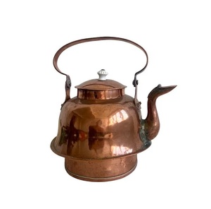 Bouilloire en cuivre vintage avec bec verseur gracieux et couvercle traditionnel idéal pour la photographie de cuisine - Product Image 4
