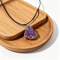 Collier pendentif tendance en améthyste naturelle brute plaqué or, style vintage, avec grappe de cristaux géométriques, cadeau idéal pour les fêtes