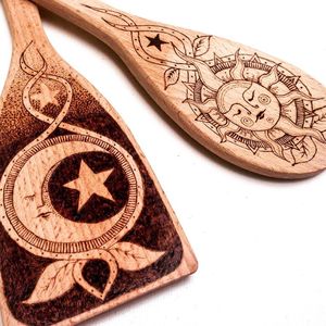 Elegante Tabla de Cortar Cuadrada Hecha a Mano de Madera de Mango con Mango para Cortar Queso en la Cocina - Product Image 5