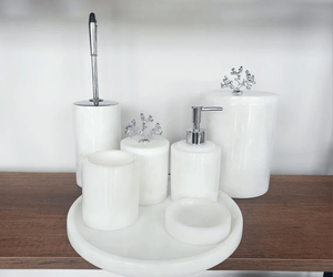 Ensemble de coiffeuse de salle de bain cinq pièces en marbre blanc fabriqué à la main prix raisonnable finition laiton pour hôtels complexes et appartements - Product Image 3