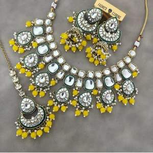 Conjunto de collar tradicional Kundan con pendientes y Maang Tikka para mujer, conjunto de joyería nupcial India para uso festivo y étnico - Product Image 4