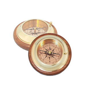 Boussole de bureau en laiton et bois gravée-cadeau pour cadeau de remise des diplômes, cadeaux de mari, cadeau de couples, cadeaux de Noël - Product Image 1