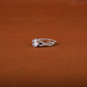 Anillo solitario de Plata de Ley 925 de mejor diseñador para mujer con diamante cultivado Leb original de corte brillante redondo mejorado - Product Image 2