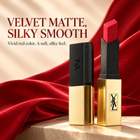 Rouge à lèvres mat YAL Velvet, couleur rouge vif, toucher soyeux, étui noir et or, maquillage cosmétique