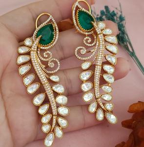 Boucles d'oreilles clous en laiton plaqué or de qualité supérieure avec pierres en moissanite, style tendance pour les occasions de mariage, pour femmes - Product Image 2