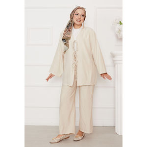 Ensemble de costume pour femme en coton 100% respirant, beige, coupe ample, avec fermeture à nouer sur le devant - Product Image 4