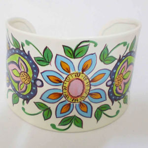 Brazalete de Cobre Esmaltado con Diseño Floral Colorido Pintado a Mano para Mujer, Diseño Artístico de Flores, Base Blanca, Ancho, Estilo Artesanal - Product Image 1