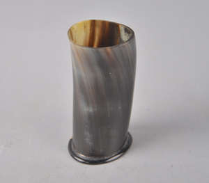 Taza de metal de cuerno negro ecológica hecha a mano con posavasos-estilo contemporáneo para uso en exteriores y hogar - Product Image 2