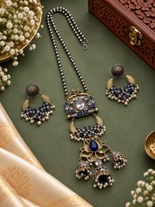 Ensemble de pendentifs à longue chaîne bicolore de qualité supérieure avec boucles d'oreilles assorties |   Ensemble de colliers élégants pour femmes |   Vêtements de fête et de soirée - Product Image 3