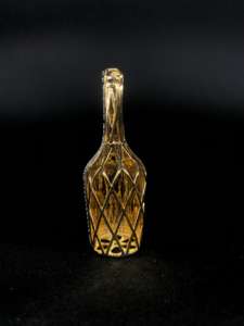 Symbole de l'héritage et de l'héritage, savourez l'essence de la sophistication avec ce pendentif Hip Hop en diamant véritable inspiré de Hennessy. - Product Image 4