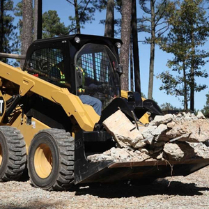 Minicargadora compacta usada para uso en agricultura, paisajismo y construcción - Product Image 2