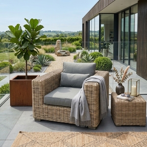 Fauteuil d'extérieur moderne en rotin tressé naturel avec coussin couleur naturelle et accoudoirs larges, pour aménagement de patio et décoration - Product Image 3