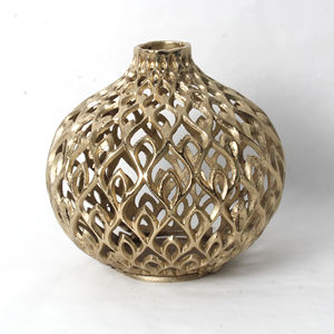 Vase à fleurs élégant en fonte d'aluminium avec une surface polie lisse qui sublime toute pièce avec des accents floraux époustouflants - Product Image 1