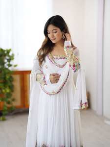 Elegante Conjunto de Tres Piezas Anarkali con Bordado de Lentejuelas, Diseño de Diseñador, Vestido, Dupatta y Pantalón, Georgette Pesado con Bordado, Largo hasta el Suelo, para Fiesta - Product Image 4