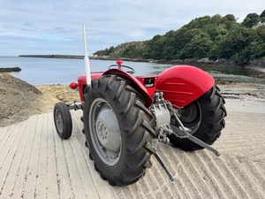 รถแทรกเตอร์วินเทจสีแดง Massey Fergusson 35 ขับเคลื่อน 4 ล้อ รถแทรกเตอร์คลาสสิกสำหรับงานเกษตรกรรม - Product Image 2