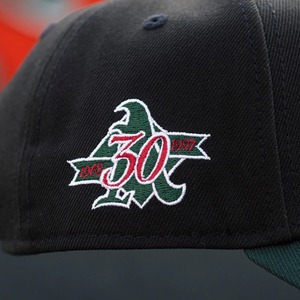 Casquettes de baseball personnalisées avec logo brodé 3d à 5 panneaux Nouveau A Frame ATHLETICS 30TH ANNIVERSARY TWO TONE SCARLET UV SNAPBACK - Product Image 6