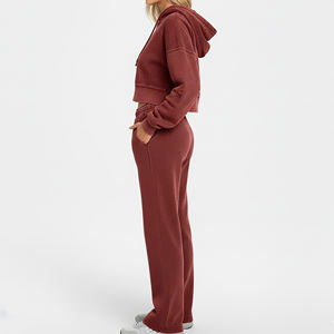 Conjunto Deportivo de 3 Piezas con Logotipo Personalizado en Relieve, Estilo Hip Hop, Top Corto y Pantalones Acampanados con Lavado Ácido para Mujer - Product Image 3