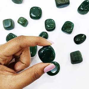 Cristales curativos semipreciosos naturales con piedras caídas de Jade verde pulido al por mayor para la fabricación y decoración de joyas - Product Image 5