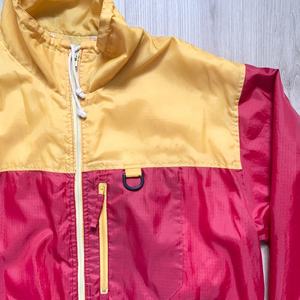 Chaqueta cortavientos impermeable ligera para hombre para senderismo correr transpirable cuello alto cierre de cremallera servicio OEM disponible - Product Image 5