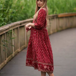 Vestido Midi Bohemio de Algodón Puro Corly, Estampado Floral de Rosas Rojas Hecho a Mano, Moda Ética - Product Image 1