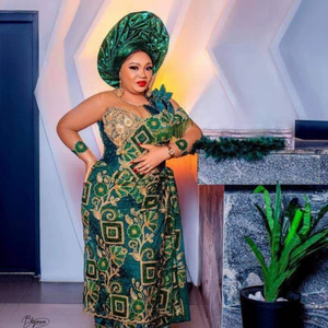 Producto de encaje bordado George Wrapper hecho a mano con un toque decorativo único - Product Image 1